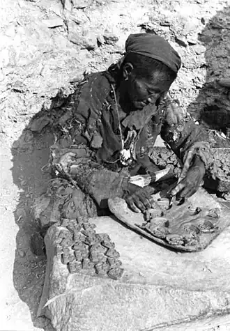 Een monnik bij het vervaardigen van tsatsas, 1938