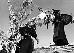 Vrouwen uit Tibet brengen een offer op de Medicijnberg