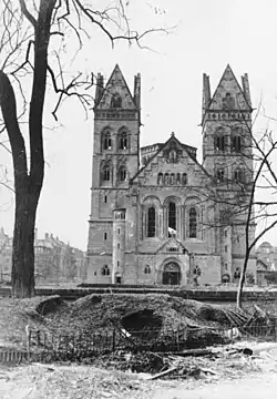 De verwoeste kerk in 1945