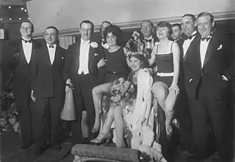 Max Ehrlich (met bloem op het revers) als conferencier bij de eerste Miss Germany verkiezing in Berlijn op 5 maart 1927. Hildegard Quandt werd tot koningin gekroond