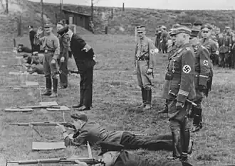 SA-Stabschef Wilhelm Schepmann met de SA-Ehrenstreifen op zijn mouw.