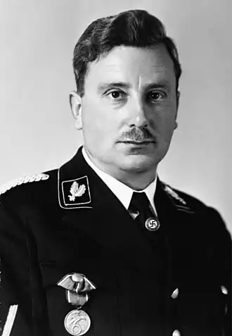 SS-Oberführer Emil Maurice draagt de Bloedorde.