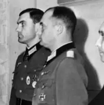 Theodor Tolsdorff (v.l.n.r.) tijdens de uitreiking van onderscheidingen door Adolf Hitler op 15 september 1943