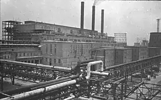 Aan het kamp grenzende fabriek van IG-Farben waar de gevangenen werkten.