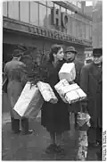 Het kopen van kerstcadeaus in Berlijn, 20 december 1950, Bundesarchiv