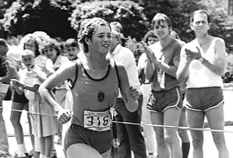 Uta Pippig snelt naar haar eerste Oost-Duitse marathontitel in 1986.