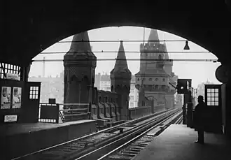 Blik vanuit het station op de Oberbaumbrücke