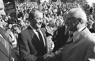 Willi Sitte (links) die Erich Honecker ontvangt bij de 10e Oost-Duitse kunsttentoonstelling