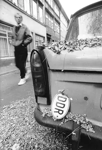 achterkant van een auto met een loshangend ovalen plaatje