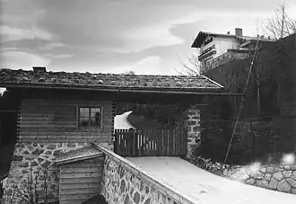 Toegang tot de Berghof in 1933 met een wachtpost van de SS. Rechtsboven is de Berghof te zien.
