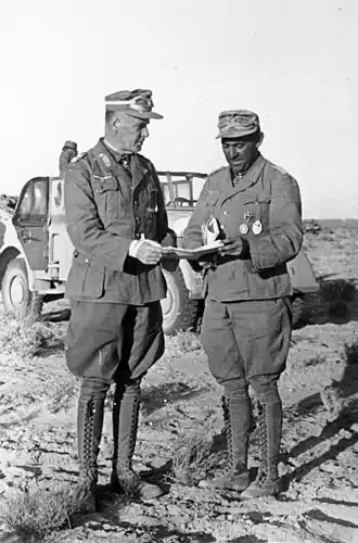 Crüwell (links) in Noord-Afrika, met Fritz Bayerlein, 1942