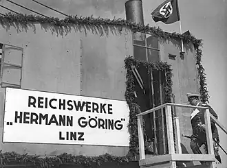 Hermann Göring betreedt een stoomgraafmachine bij de feestelijkheden van de inbedrijfsneming op 13 mei 1938 in Linz