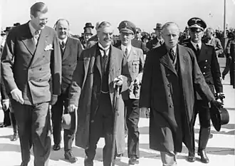 Karl Fiehler (tweede rij, helder uniform, tussen Neville Chamberlain en Joachim von Ribbentrop) bij de Verdrag van München in 1938.