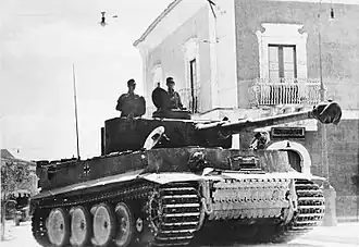 Sicilië: Tiger I rijdt door een stad heen, 1943.