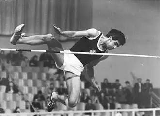 In actie tijdens de Oost-Duitse indoorkampioenschappen in 1972.