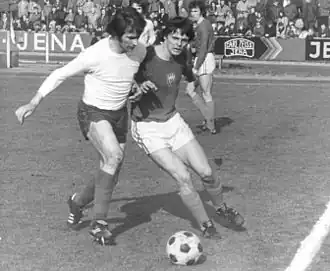 Eigendorf (r.) in 1975, voetballend bij BFC Dynamo