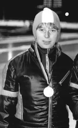 Sylvia Albrecht met haar bronzen medaille op het 1500 meter podium van de Duitse kampioenschappen 1980.