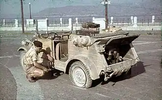 Volkswagen Kübelwagen met een lekke band op Sicilië (1943)
