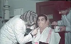 Twee Duitse onderzoekers maken een afdruk van het hoofd van een Sinto (Sinti-man), 1936