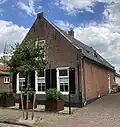 de hallenhuisboerderij met schuur en zomerhuis