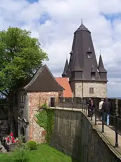 Kasteelmuur en toren van de Katharinenkirche