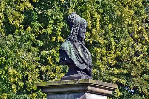 Borstbeeld van Annette von Droste-Hülshoff, in het park