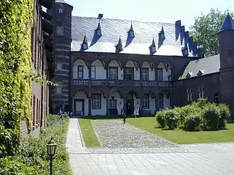 De in 1960 gerestaureerde binnenplaats van het kasteel