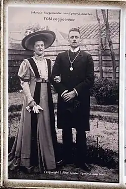 Burgemeester Cornelis Johannes Eyma en echtgenote Anna Eyma-Boeke. (Waarschijnlijk bij inhuldiging in 1910) (bron: Foto Jonker, Egmond aan Zee)