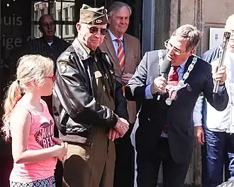 Burgemeester G.G.J. Rensen met een veteraan (2016)