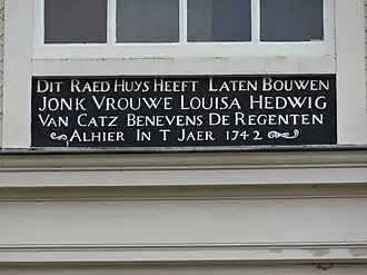 Gedenksteen onder de dakkapel.