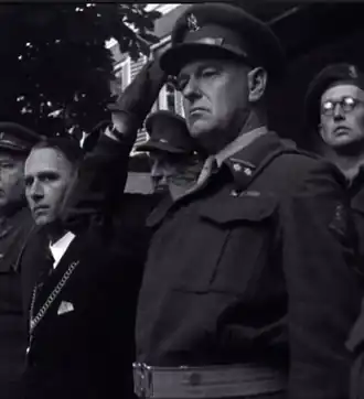 Burgemeester J.H. Roukema en luitenant-kolonel Mouwen (1947)