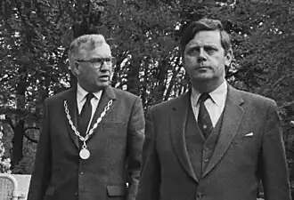 Burgemeester Jacob Schoonderbeek en staatssecretaris Willem Hoekzema (1984)