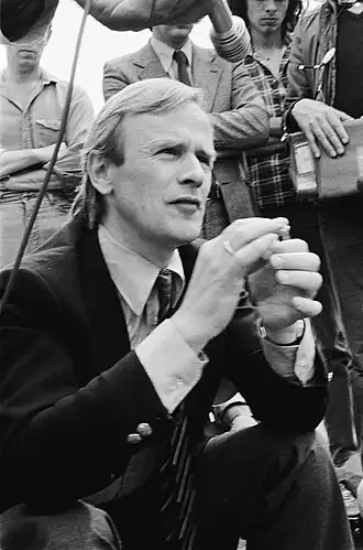 Burgemeester Jack Patijn van Dodewaard bij een blokkade van de Kerncentrale Dodewaard waarbij die dag de ME werd ingezet (27 mei 1980)