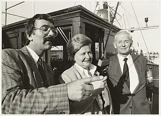 Wethouder Bruijn (links) met burgemeester Elizabeth Schmitz en fabrikant Bouma in 1989.