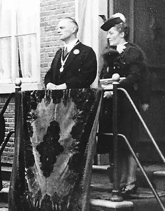 Burgemeester Th.J. Mostermans met zijn verloofde op het bordes van het raadhuis bij zijn inhuldiging als burgemeester van Lieshout