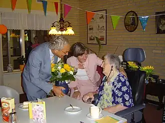 Burgemeester W. van Rappard feliciteert de 100-jarige Jent Regelink