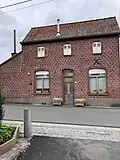 Burgerwoning met nutsgebouwen