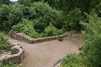 Het voorhof bij de toren.