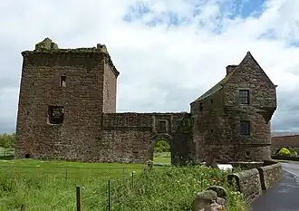 Burleigh Castle gezien vanuit het westen met links de donjon en rechts de zestiende-eeuwse hoektoren.