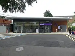 Het stationsgebouw aan de noordkant van de spoordijk.