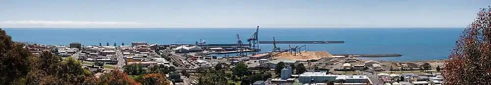 Burnie Central Business District en haven, gezien vanaf Wilfred Campbell Memorial Reserve