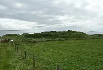 Burroughston Broch met buitenwerken gezien vanuit het zuidwesten.