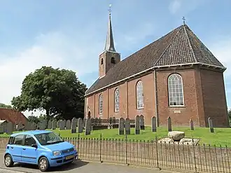 De kerk van Burum met de steen waar de dorpsrechter op gezeten was.