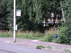 De naastgelegen maar tamelijk onbereikbare bushalte. De halte komt alleen te pas mocht iemand hier 's nachts gestrand zijn.