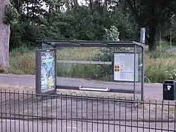 Tegenover de tramhalte kun je aan de overkant van de weg een gelijknamige bushalte vinden.