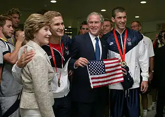 President George W. Bush en zijn vrouw Laura Bush met Jensen (tweede van links) en Michael Phelps (2008)