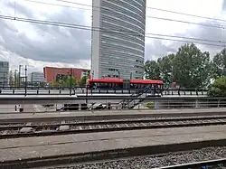 Hooggelegen busstation naast het treinstation.