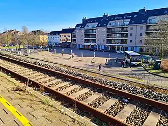 Het busstation aan de voorkant van het station