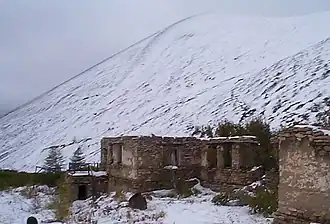Voormalige bestuursgebouwen van een werkkamp bij de Boetoegytsjag-tinmijn