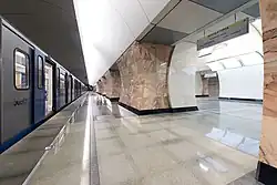 Doorkijk van perron naar perron via de middenhal